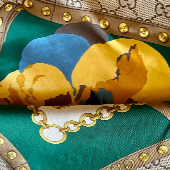 ♥️ Authentic Gucci Silk Scarf – Vibrant Colors & Iconic Logo - Picture 3 of 6